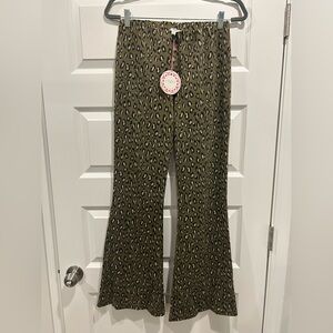 Umgee Women’s BNWT Leopard Print Flared Bottoms Size L